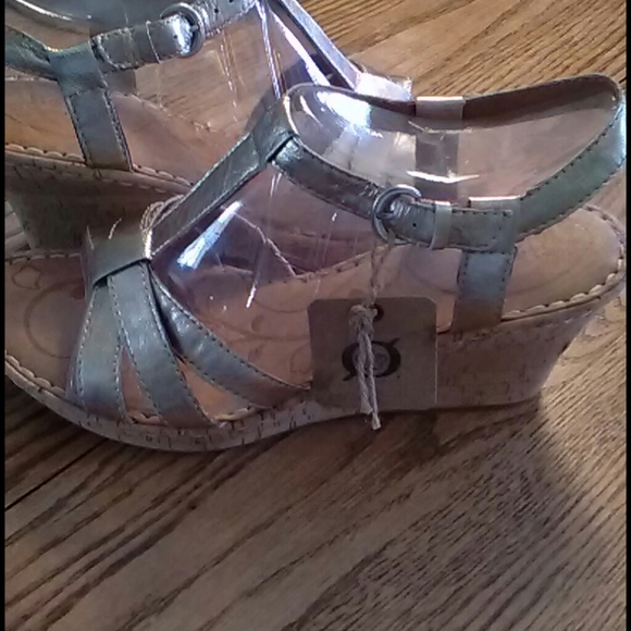 BORN LEATHER GOLD SANDAL, NWT - Picture 7 of 11